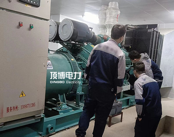 注意！當柴油發電機傳動皮帶被潤滑油、燃油或其它有害液體沾染時必須更換！